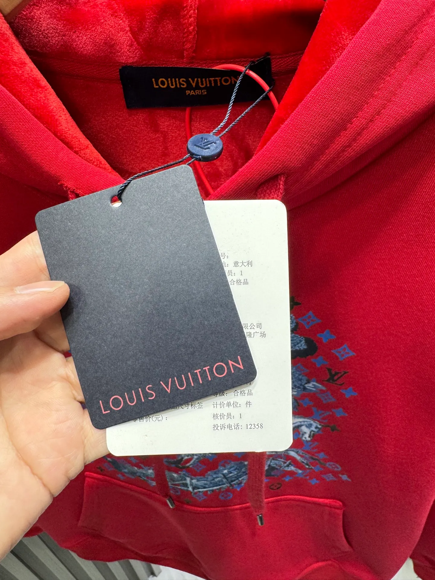 🅿️280 Louis Vuitton 26* New Year’s model War Horse Under the Tree hooded sweatshirt 400g pure cotton➕Silver fox velvet Fashionable casual pullover sweatshirt with hoodie for men and women The trading company has few channels and is the leading official website for sale. It has always been a magical existence with a high degree of recognition. It always creates fashionable items in a minimalist style. It has no restrictions on age and gender and is easy for anyone to control. Basic casual round-neck tailoring It has a significant effect of slimming down and hiding body fat. It can control your daily casual wear. There is no gender limit. The same style is recommended for men and women. This sweatshirt is made of imported air-layer knitted cotton. The fabric feels light, delicate, soft and waxy at the same time. It has a superior stiffness. The terry texture closely arranged like fish scales on the inside is close to the skin, warm and breathable without any pricking feeling. The cuffs and hem are dyed in the same vat knitted rib stitching. It makes the wearer more handsome and stylish. The front of the body is decorated with patterns, carefully printed using top-notch technology, and matched with brand embellishments, showing both luxury class and fashion sense.